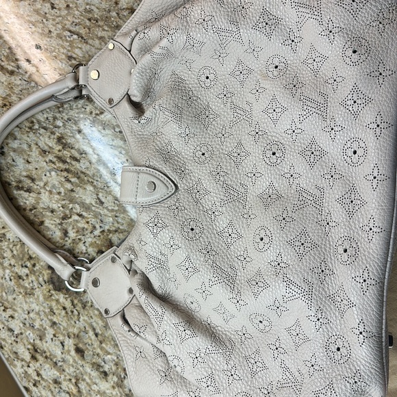 Louis Vuitton L Mahina Blanc - Picture 17 of 17